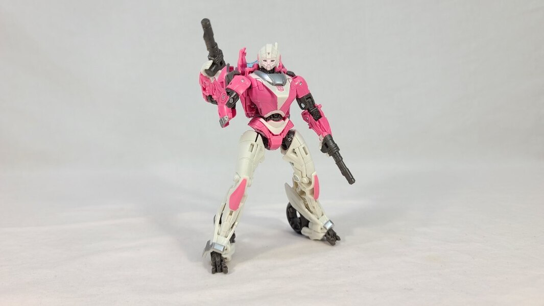TF Collector Studio Series 85 Arcee Review  (6 of 13)